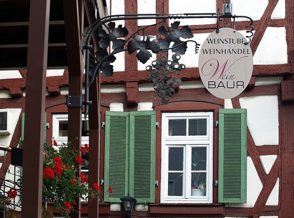 L’enseigne d’un bar à vins, vinothèque  --  Sinsheim  --  Das Schild einer Weinstube und -handels.