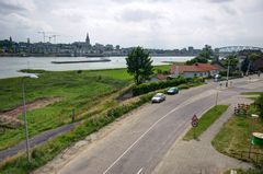 Lent - Oosterhoutsedijk seen from bridge over river Waal