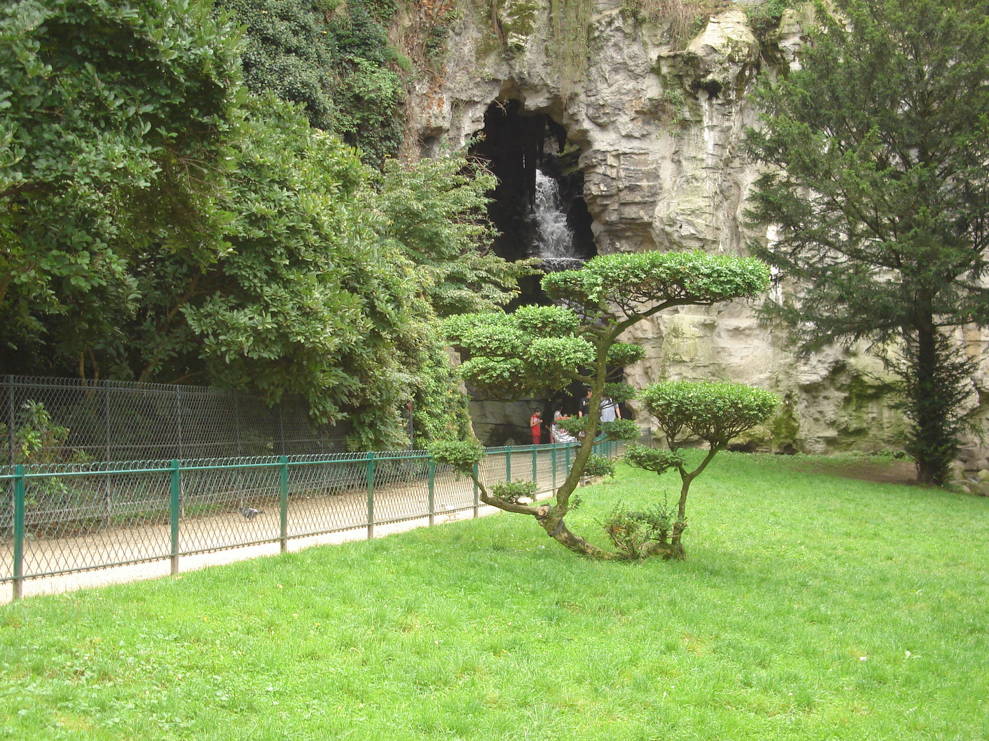 L'entrée de la Grotte du Parc des Buttes Chaumont à PARIS