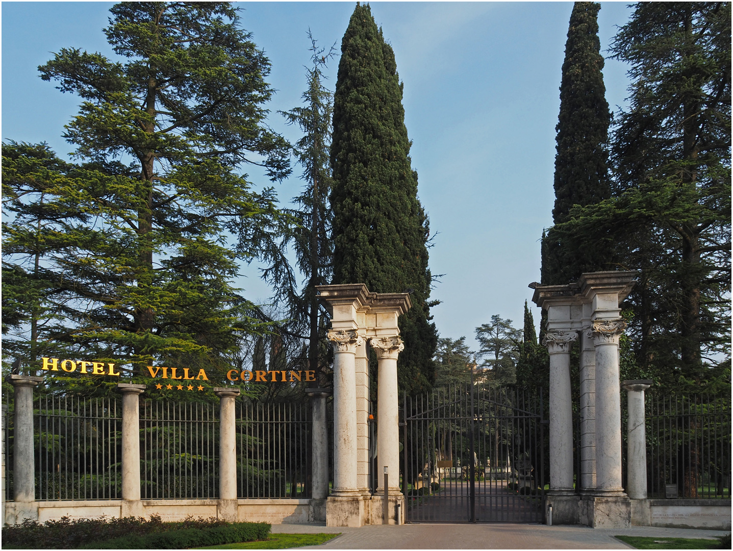 L’entrée de l’Hôtel Villa Cortine à Sirmione