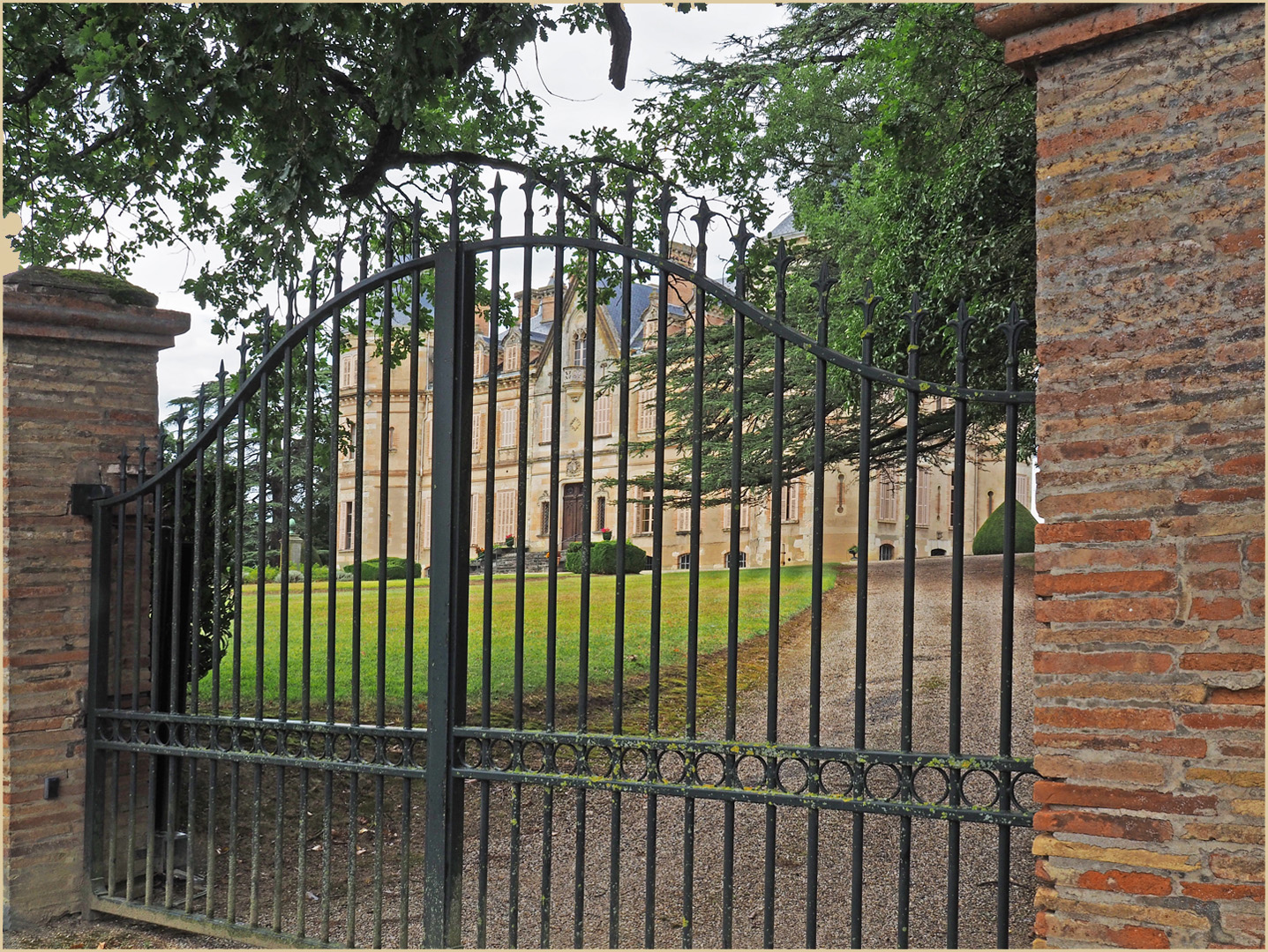 L’entrée du Château de Monbrun (début XIXème)  --  Gers