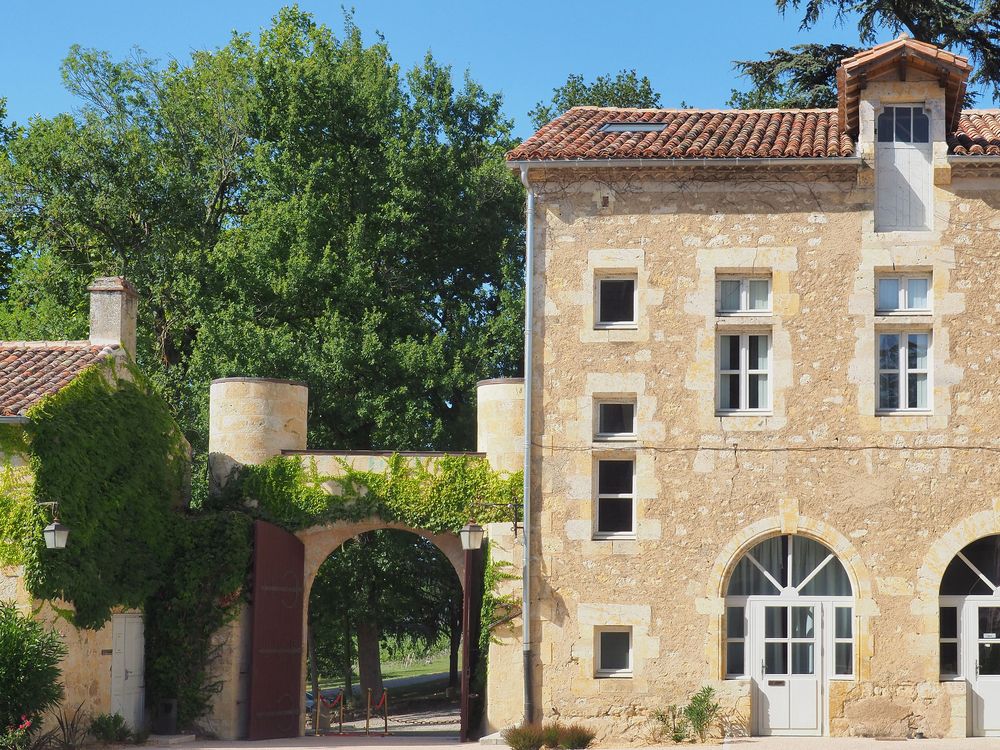 L’entrée du Château de Mons vue de la cour