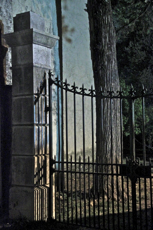 L'entrée du parc du manoir de nuit ... Brrrr !!!