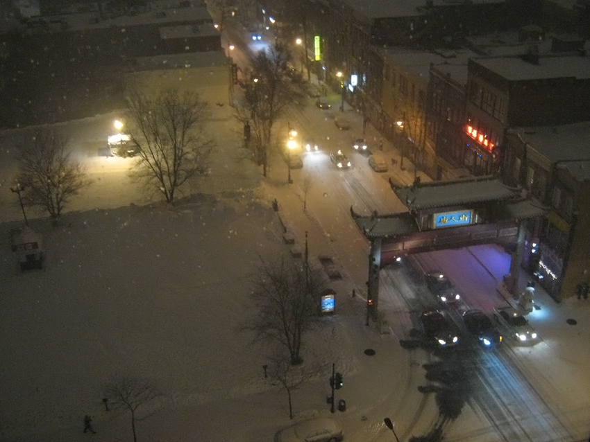 L'entrée du quartier chinois de Montréal sous les flocons d'une nuit d'hiver