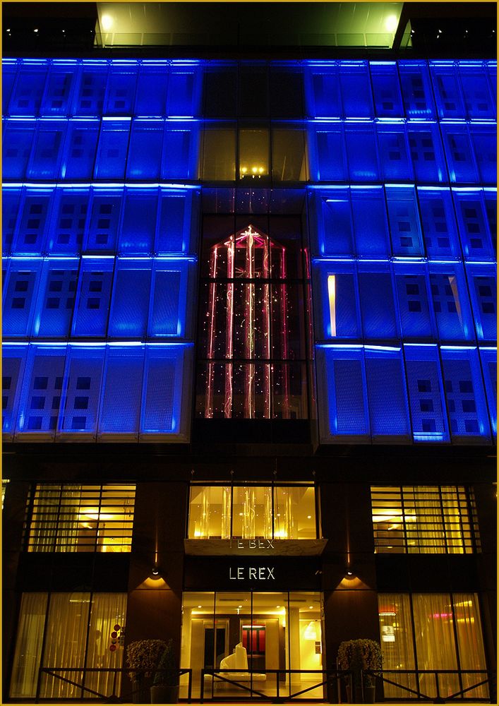  L’entrée du Rexhotel la nuit   --  Tarbes  --  Eingang des Rexhotels nachts