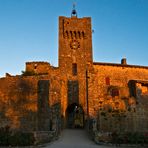 L’entrée du village de Larressingle au coucher du soleil  