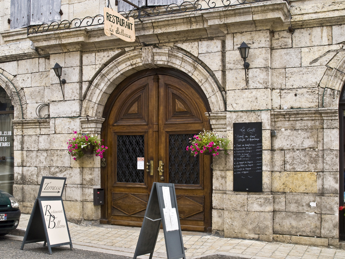 L’entrée d’un restaurant à Lectoure