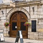 L’entrée d’un restaurant à Lectoure