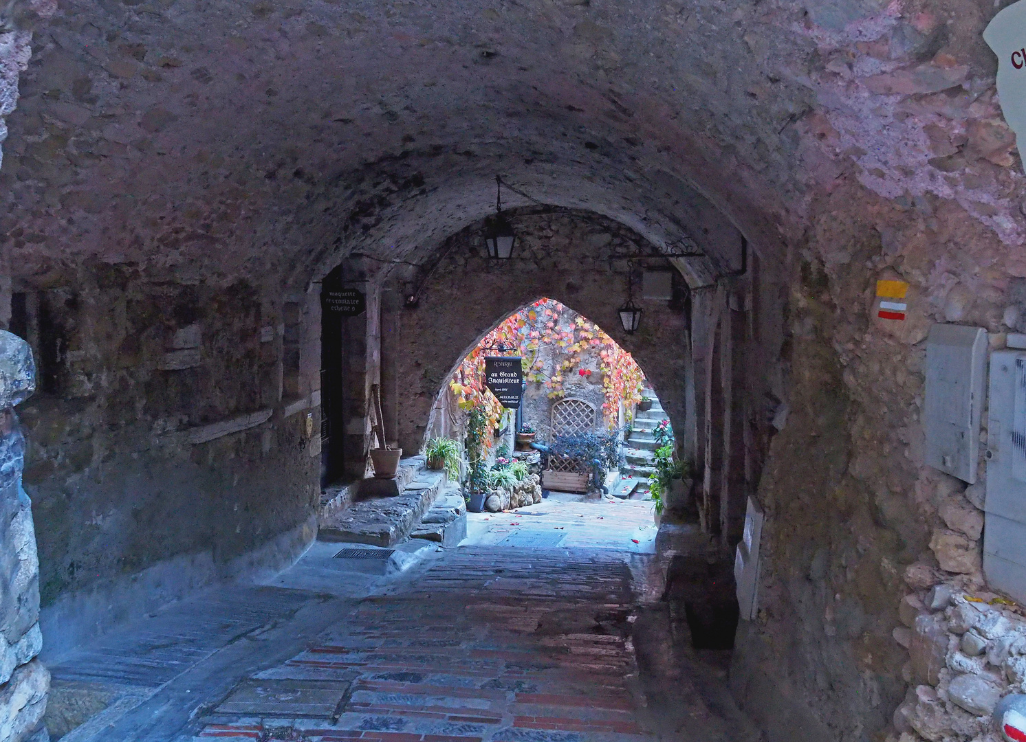 L’entrée d’un restaurant près du Château de Roquebrune