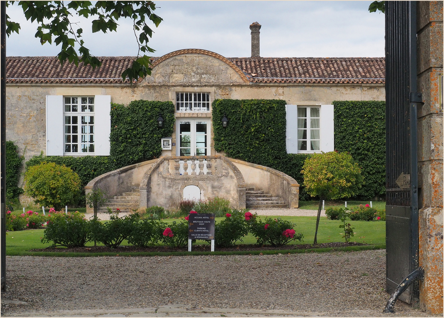 L’entrée et l’escalier du Château d’Arche (et hôtel)