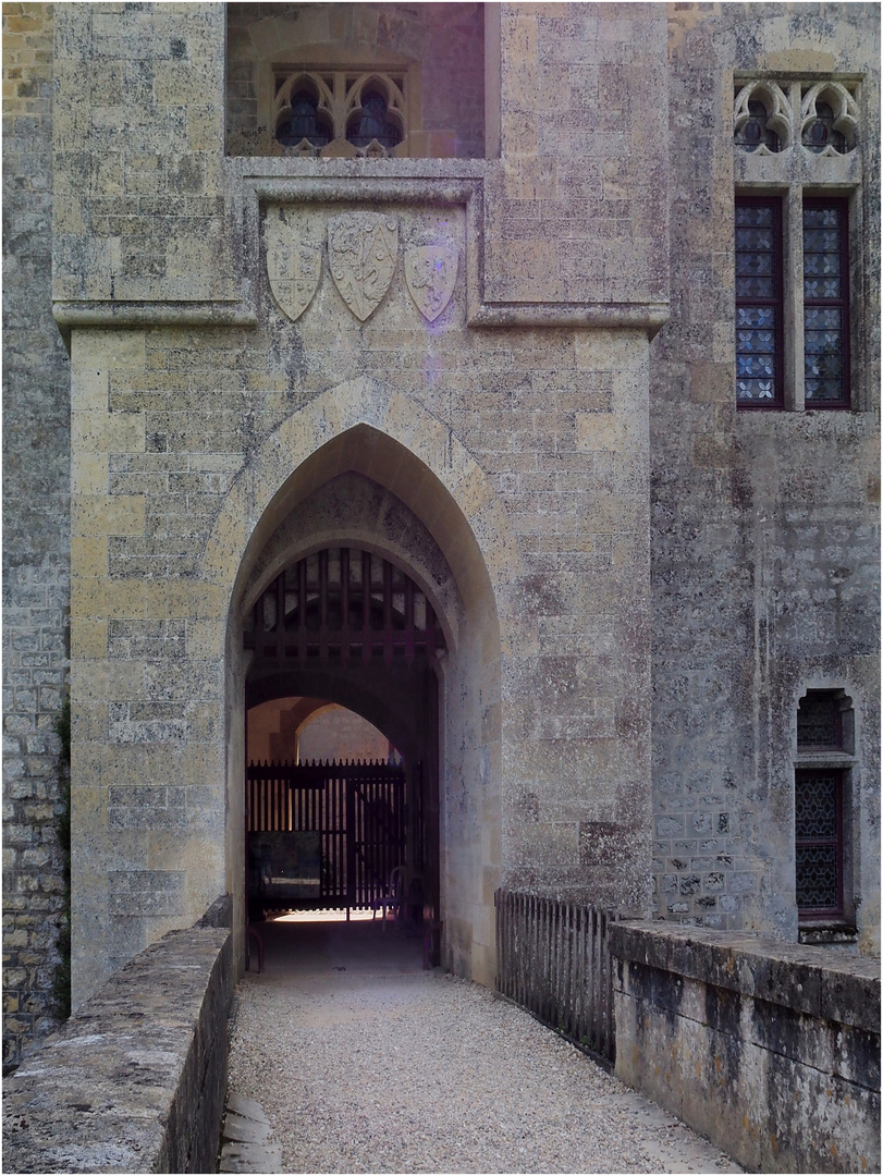 L’entrée nord du château de Roquetaillade