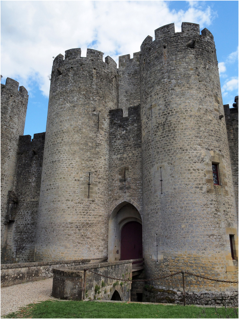 L’entrée ouest du Château de Roquetaillade