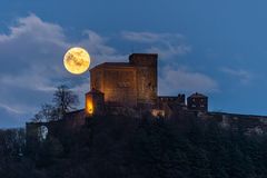 Lenzmond hinter der Burg Trifels