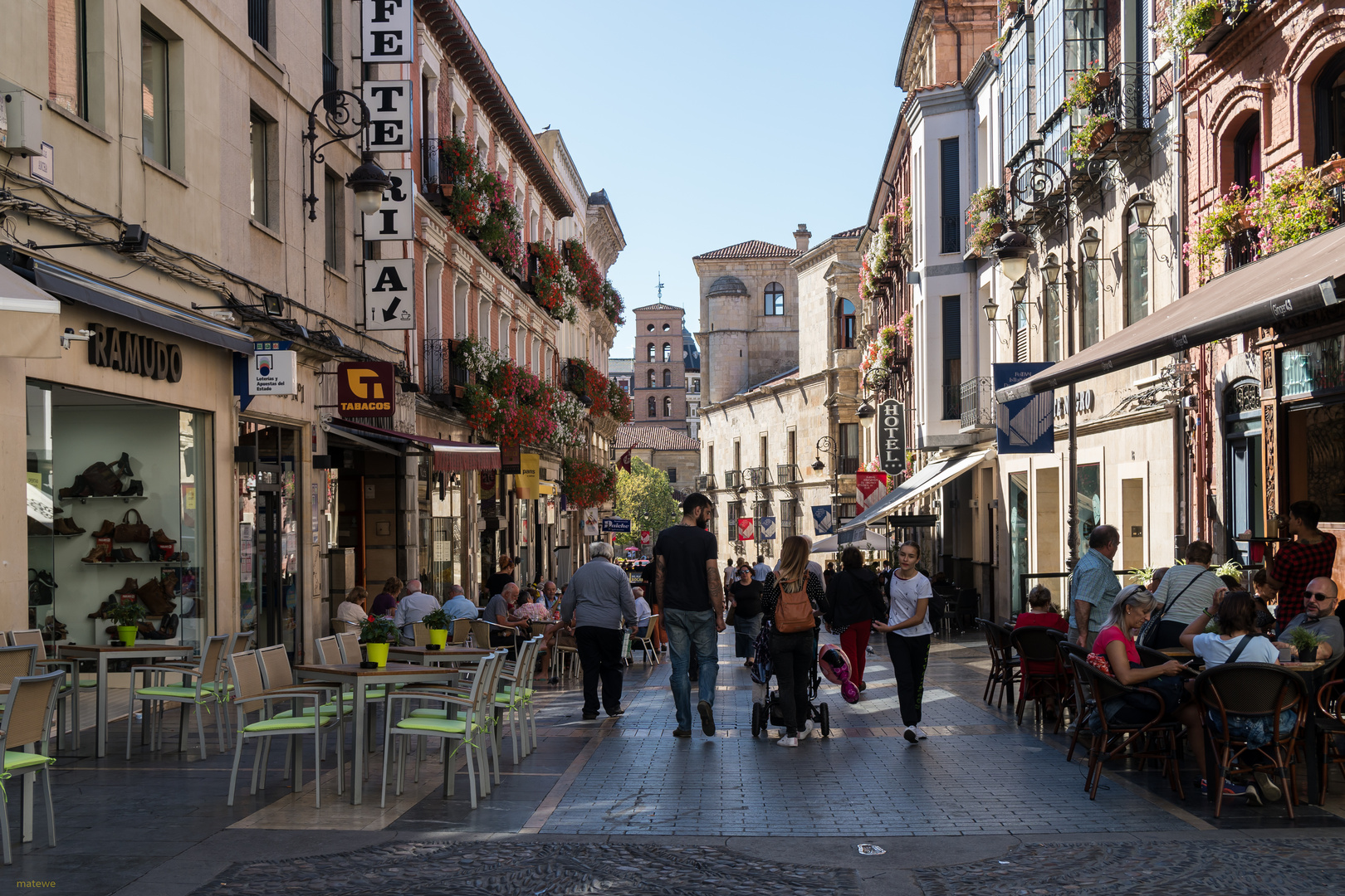 León - streetscene