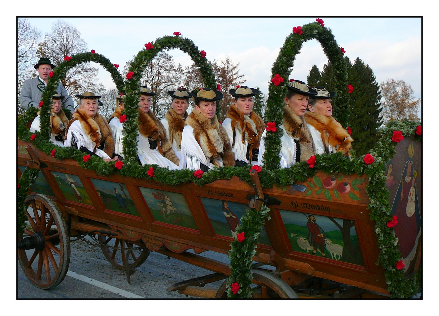 Leonhardifahrt :  Kommt ein Wagen, voll geladen, voll mit.....