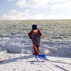 Leonie beim Schneeschaufeln