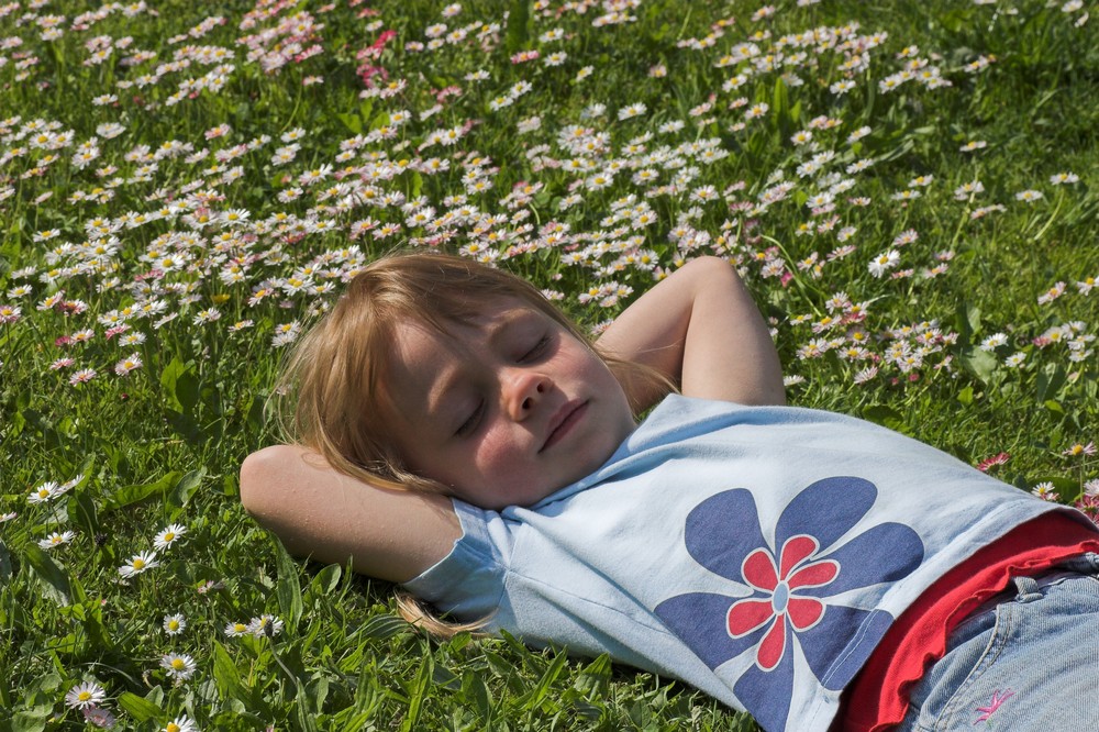 Leonie in den Gänseblümchen