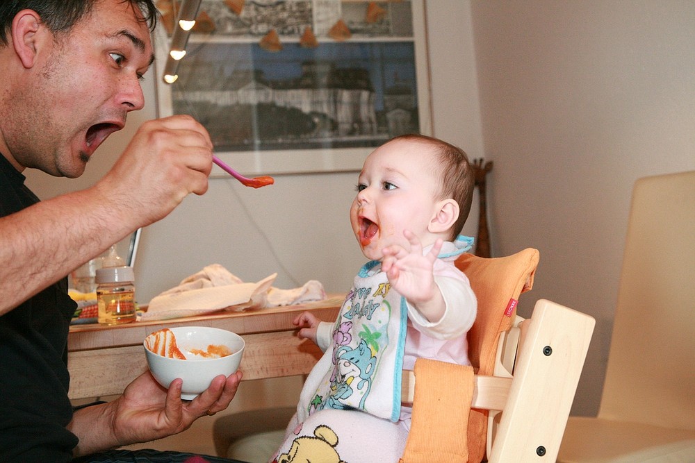 Leonie und Papa beim Essen