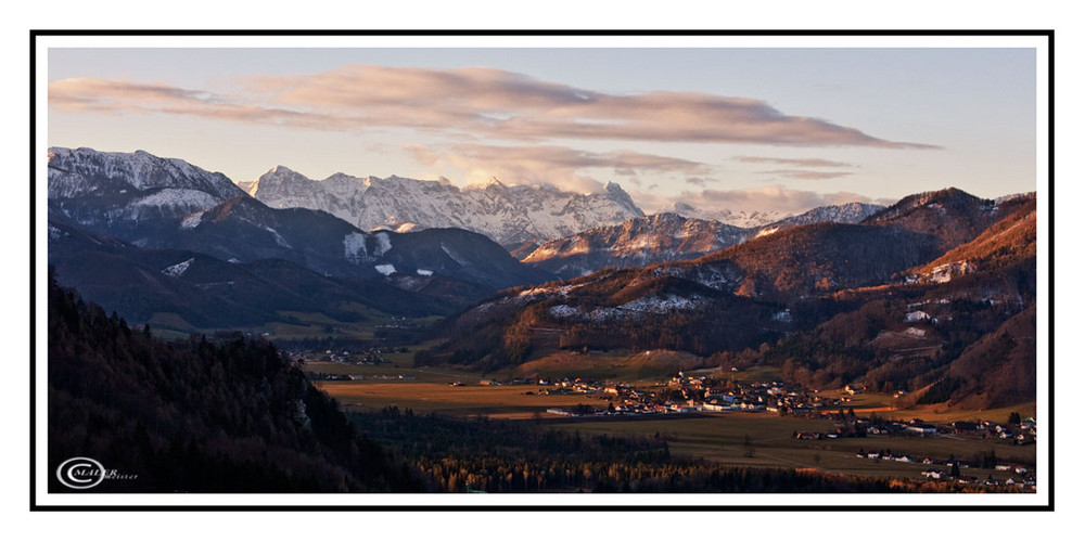 Leonstein mit Gebirge im Hintergrund