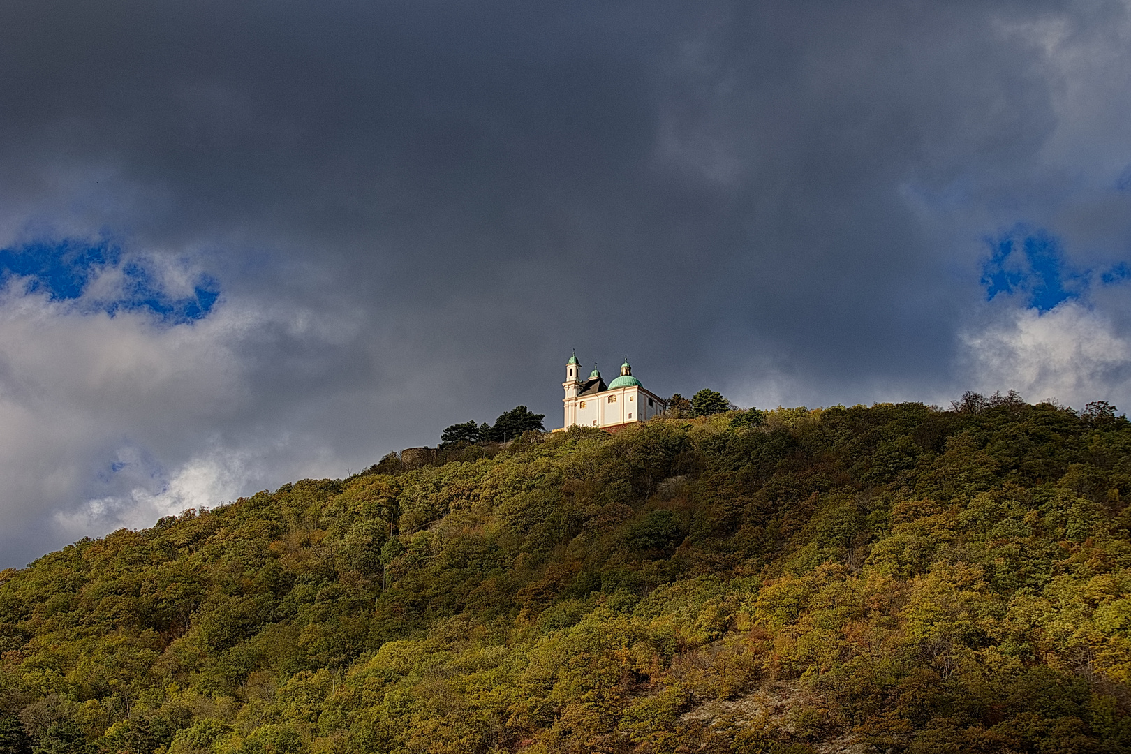 Leopoldsberg unter dunklen Wolken