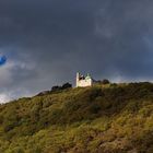 Leopoldsberg unter dunklen Wolken