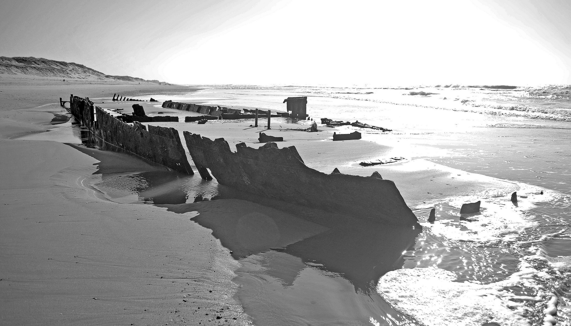 l'épave versus black and white a la nord de lacanau beach !