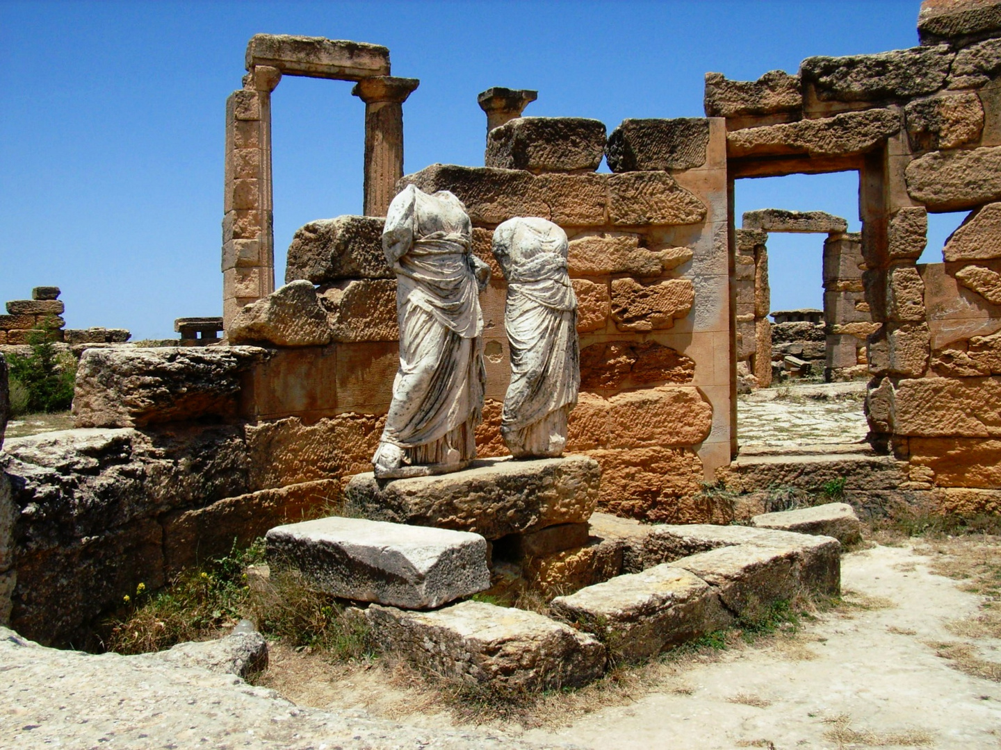 LEPTIS MAGNA : statues du gouverneur Flavius Nilus