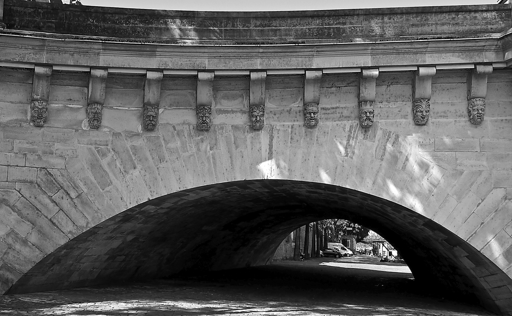 Les 9 têtes du Pont-Neuf.