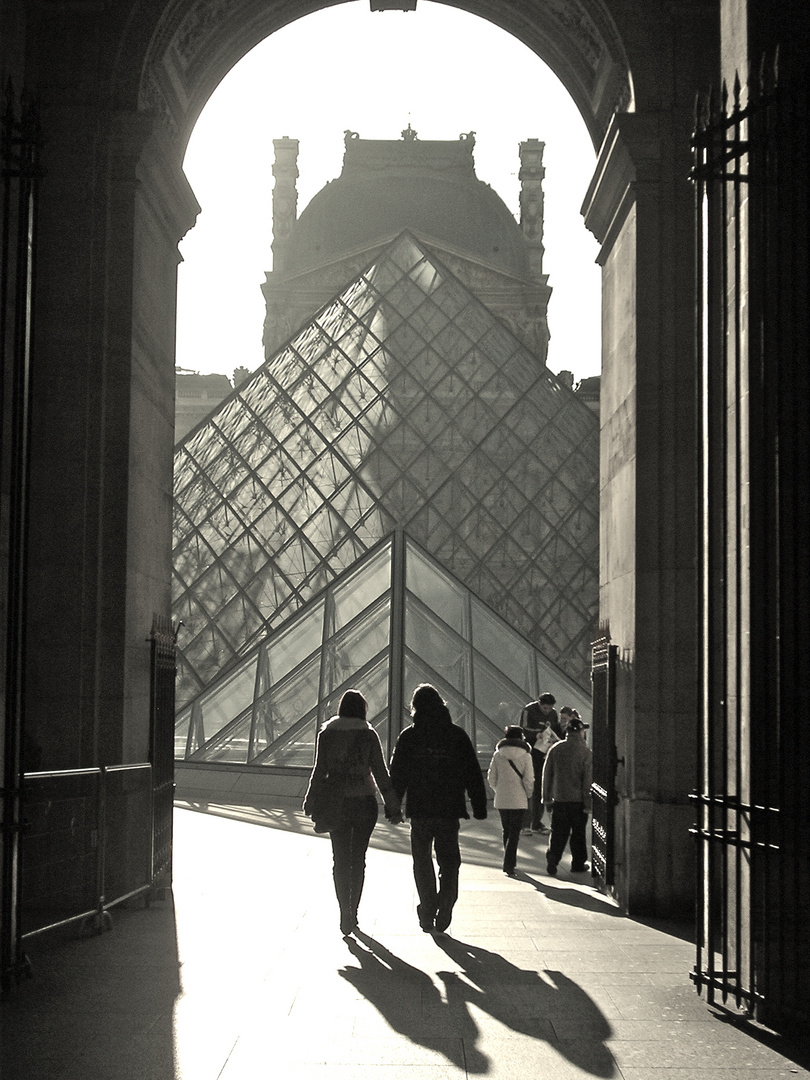 Les amoureux du Louvre - Paris