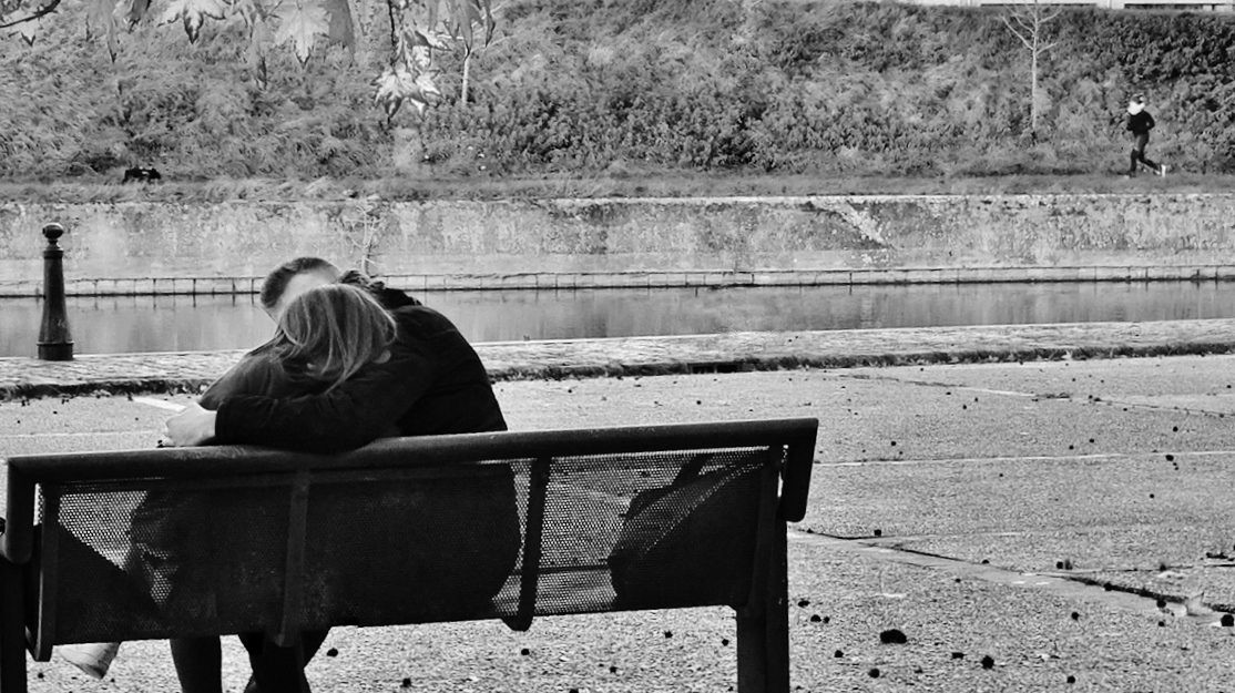 Les amoureux sur les bancs publics