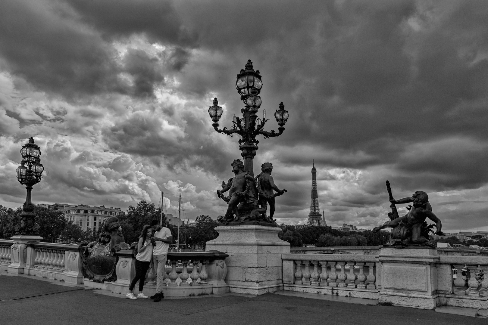 Les amoureux sur pont Alexandre III .