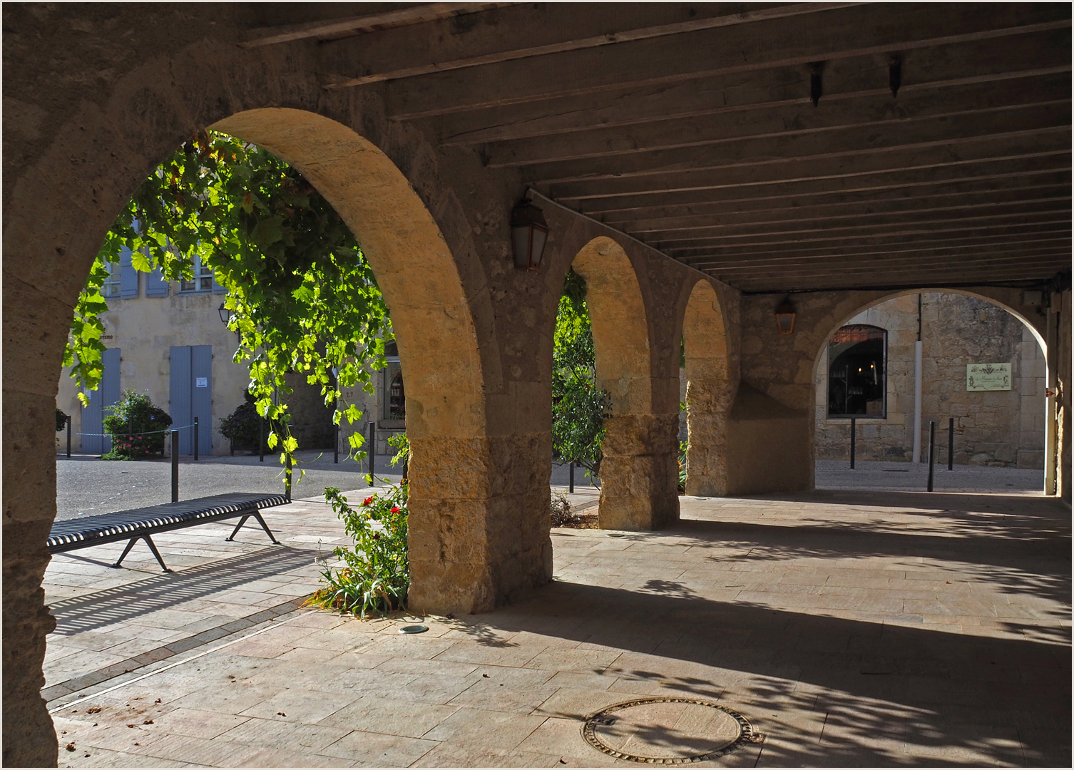 Les arcades de la Place centrale de La Romieu (Gers)