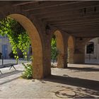 Les arcades de la Place centrale de La Romieu (Gers)