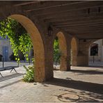 Les arcades de la Place centrale de La Romieu (Gers)