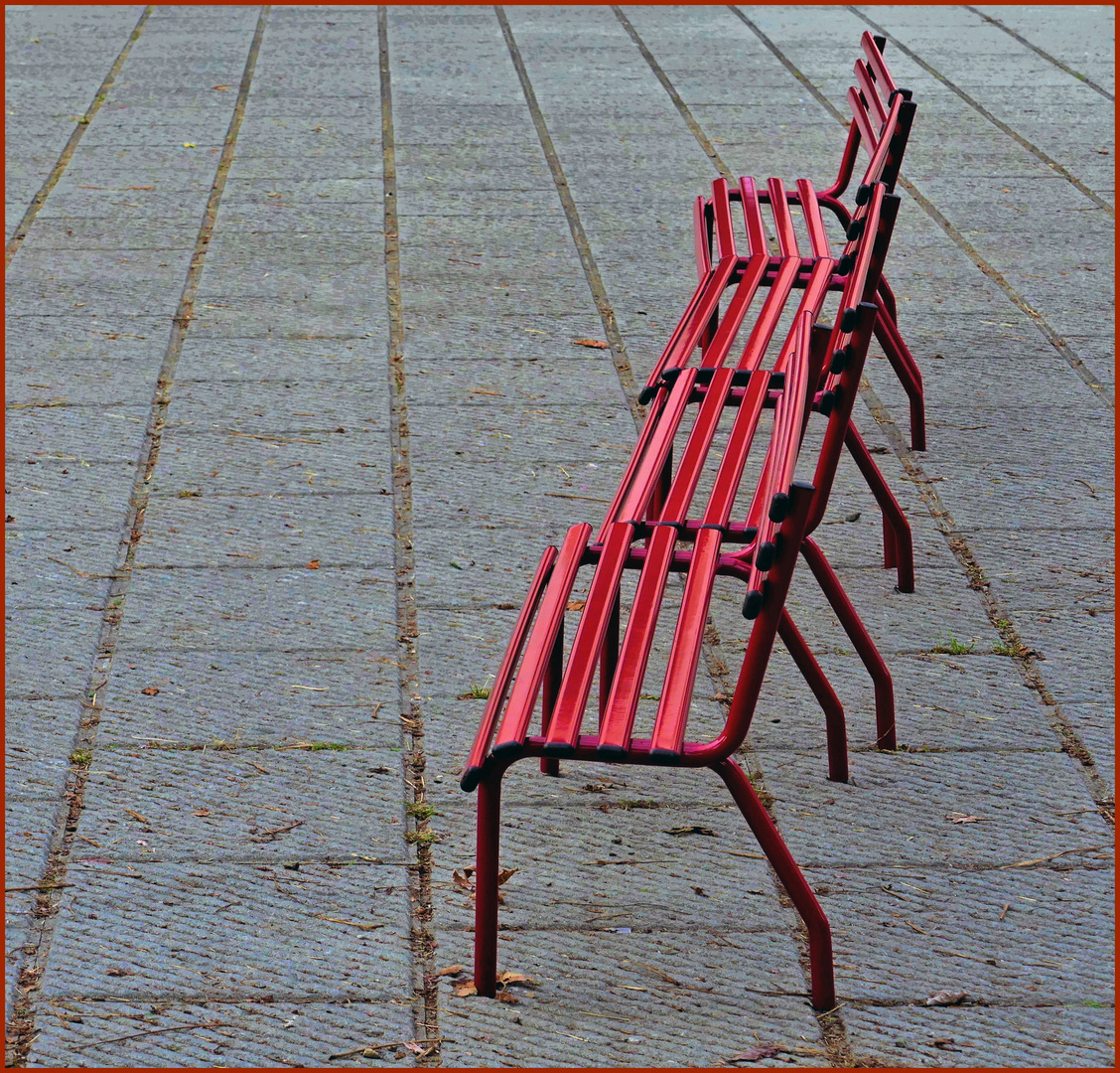 les bancs  rouges désertés ....