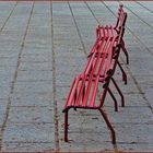 les bancs  rouges désertés ....