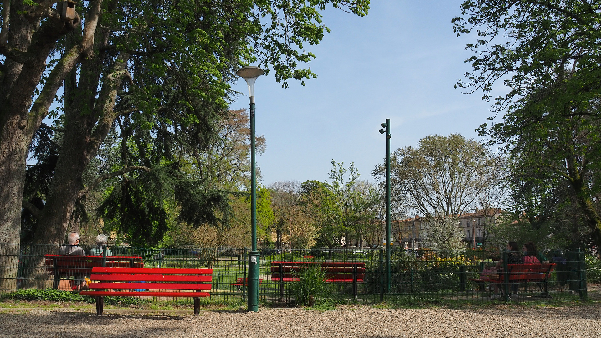  Les bancs rouges