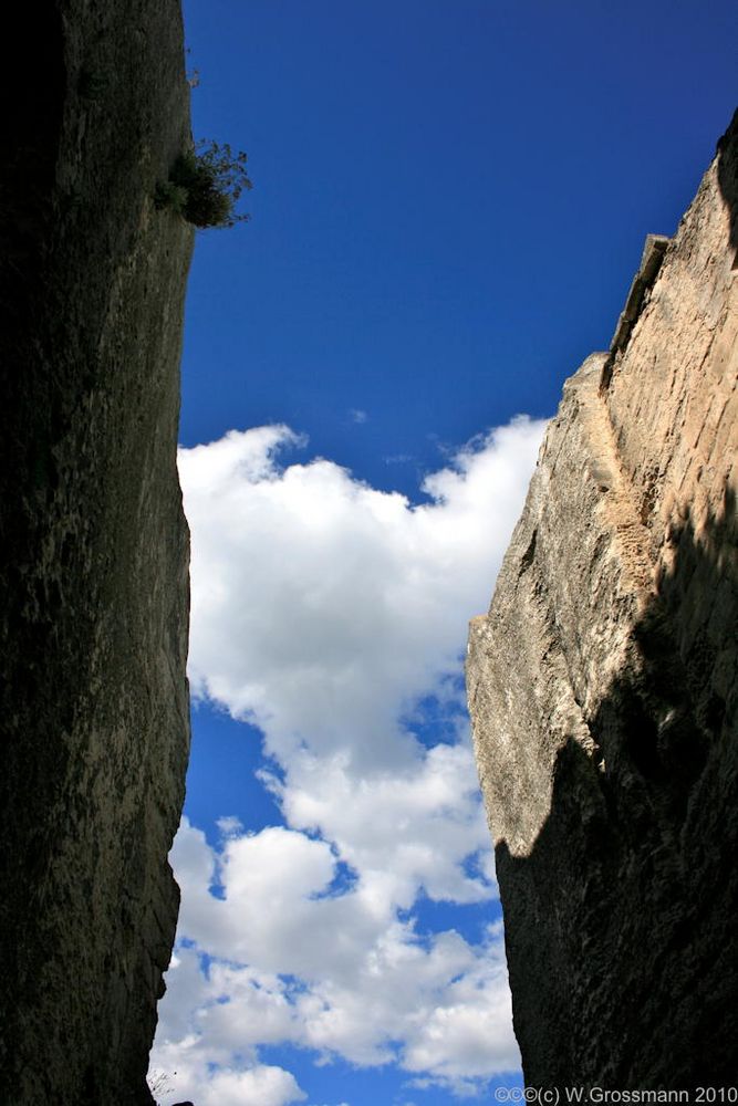 Les Baux-de-Provence Blick in den Himmel zwischen Häuserwänden