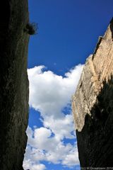 Les Baux-de-Provence Blick in den Himmel zwischen Häuserwänden