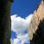 Les Baux-de-Provence Blick in den Himmel zwischen Häuserwänden