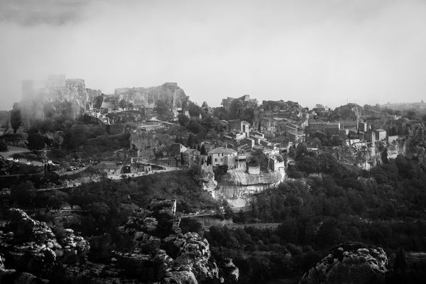 Les Baux im Nebel