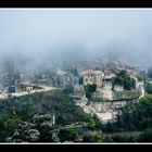 Les Baux im Nebel Farbe