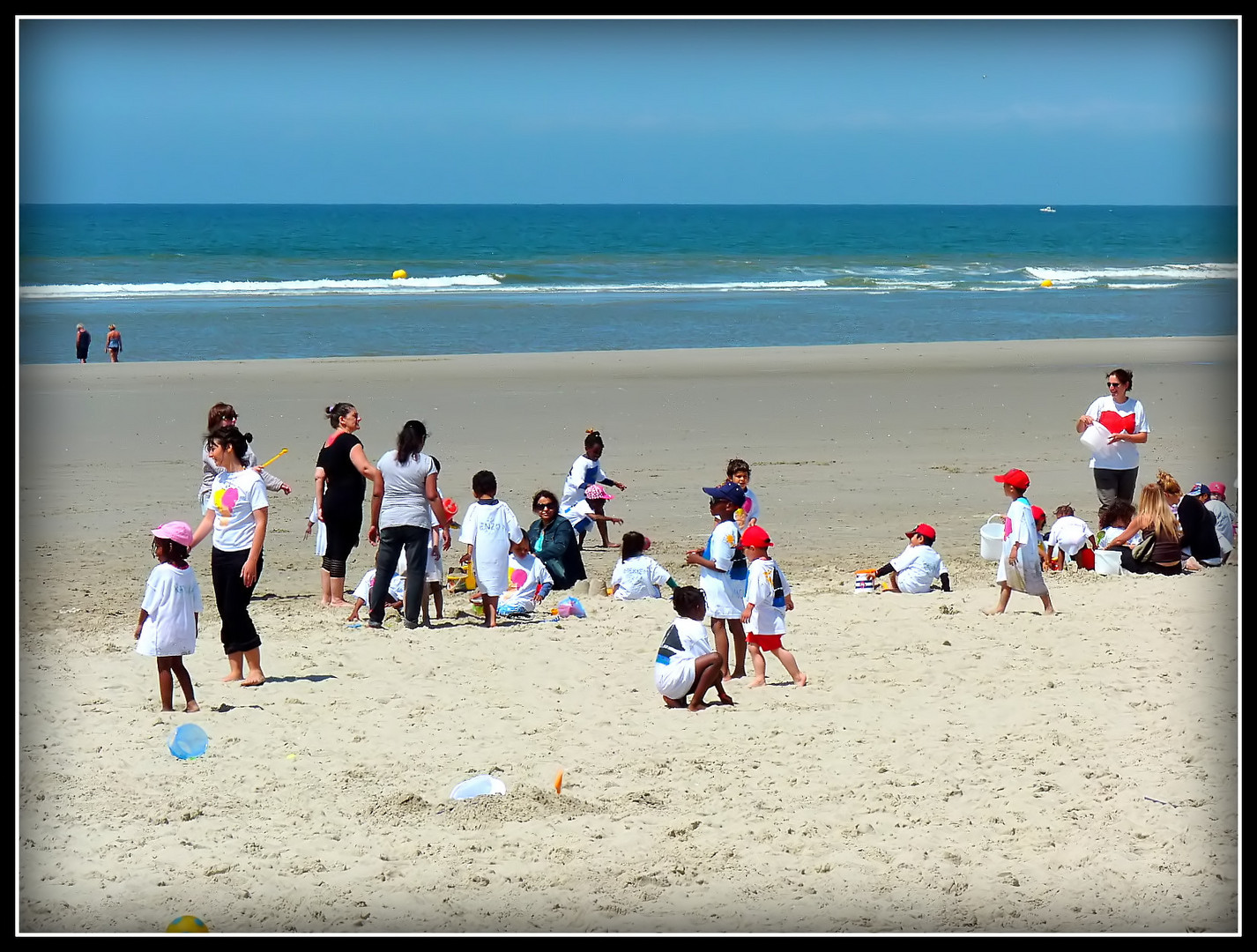 LES - BONNETS - ROUGES