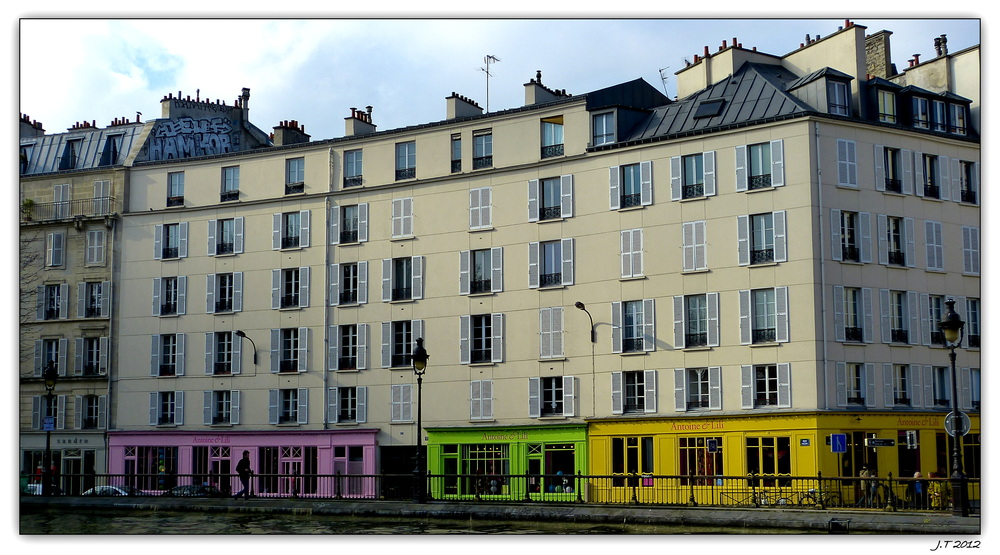 Les boutiques hautes en couleurs Antoine et Lili au bord du Canal Saint-Martin