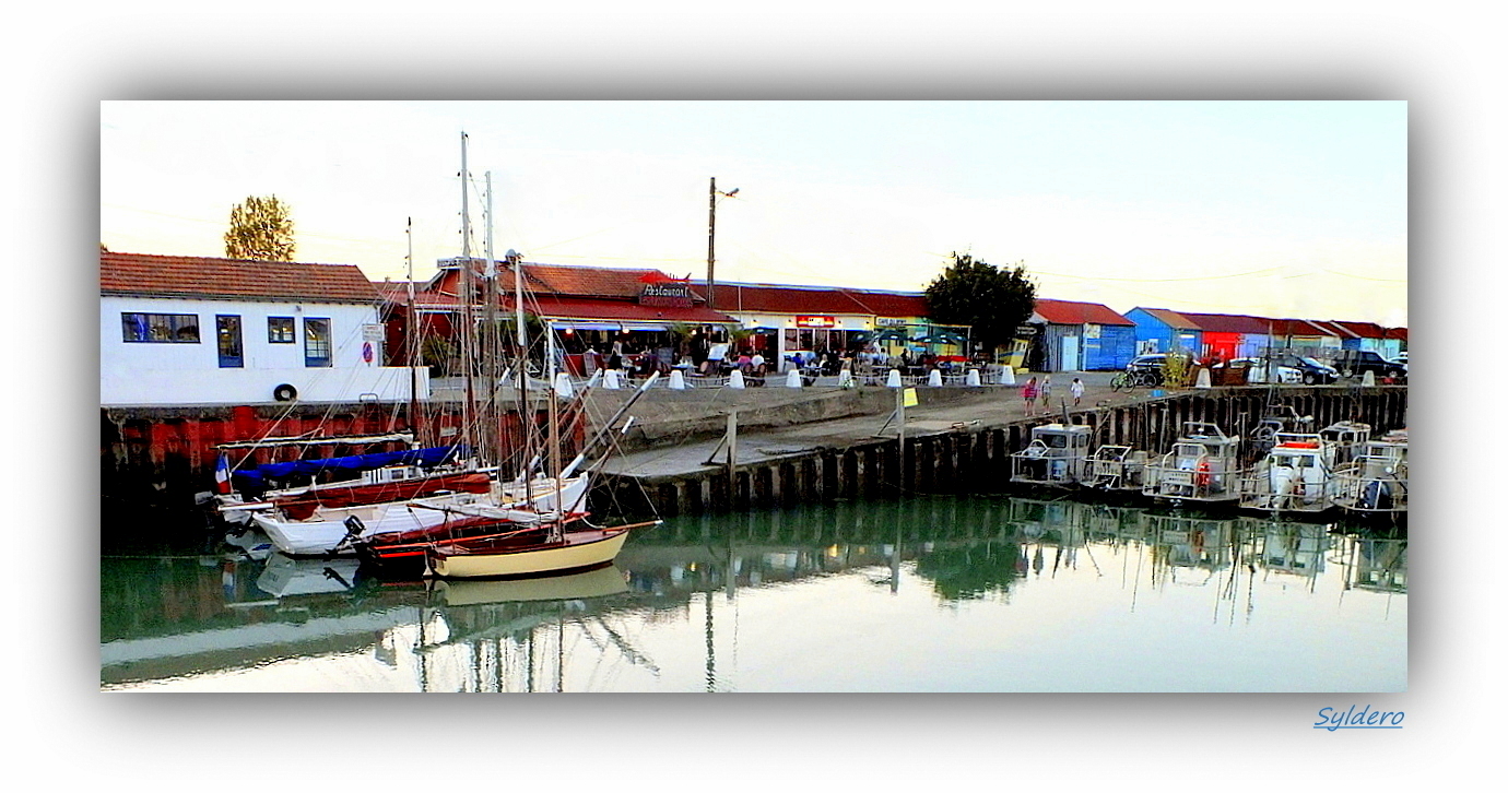 Les cabanes bleues du port