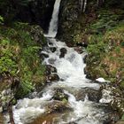 les cascades qui défilent de la montagne ...!