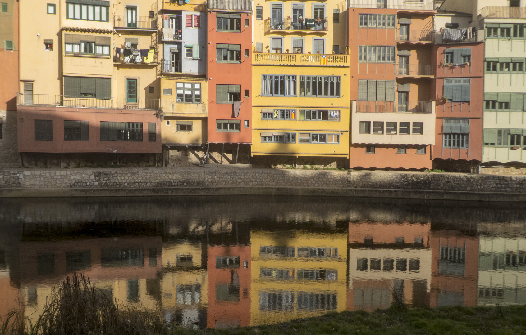 Les cases de Girona emmirallant-se en riu Onyar.