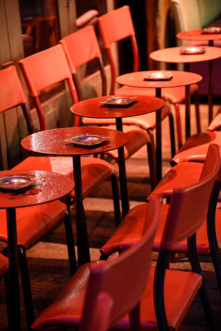 Les chaises rouges ............ sous la pluie