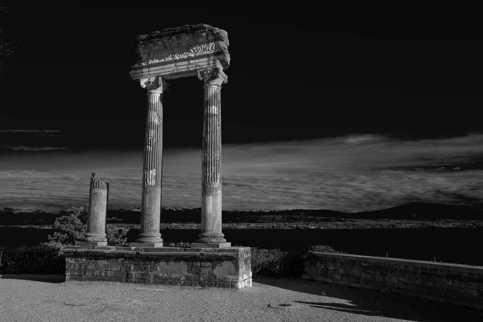 Les colonnes romaines de Nyon et le Léman