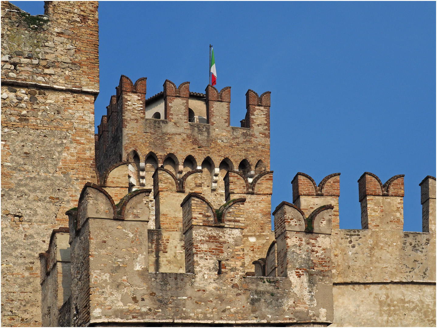 Les créneaux du Château des Scaligeri  --  Sirmione